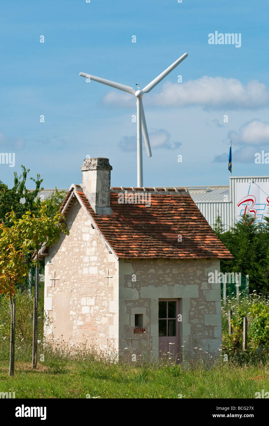 Petite maison et éolienne - Indre-et-Loire, France. Banque D'Images