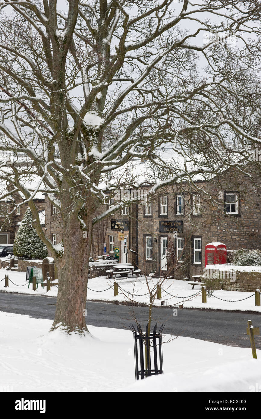 Le village de Tonbridge dans la neige, Yorkshire UK Banque D'Images