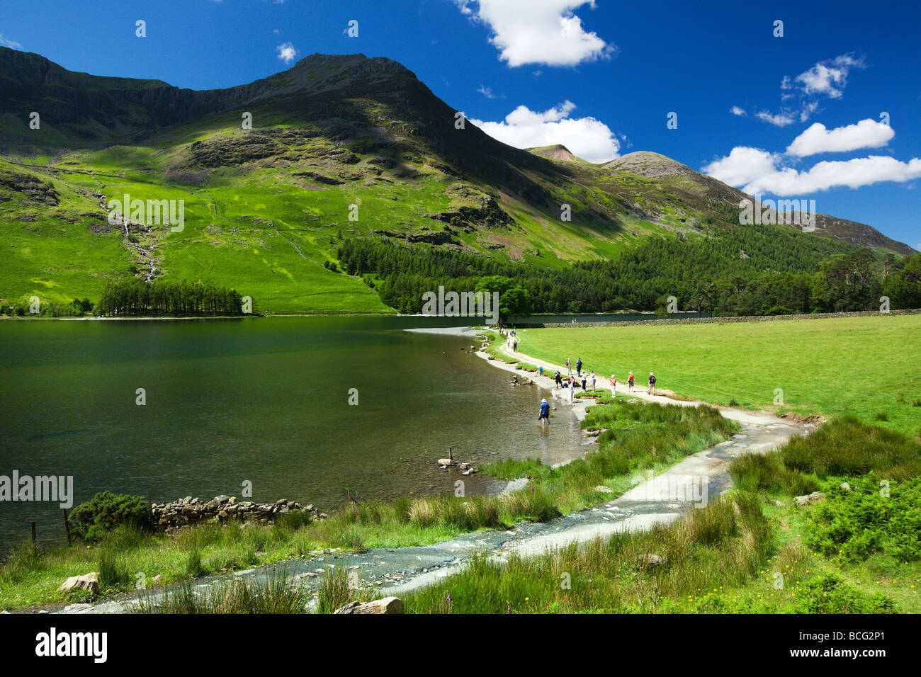 Rivage du lac Buttermere avec 'Stile" de montagne, sur le lac, 'le Lake District' Cumbria England UK Banque D'Images