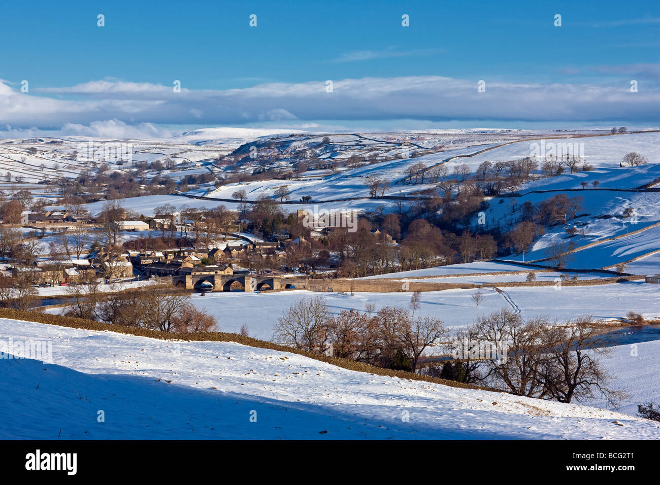 En regardant vers le village de Tonbridge, un jour d'hiver dans le Parc National des Yorkshire Dales UK Banque D'Images
