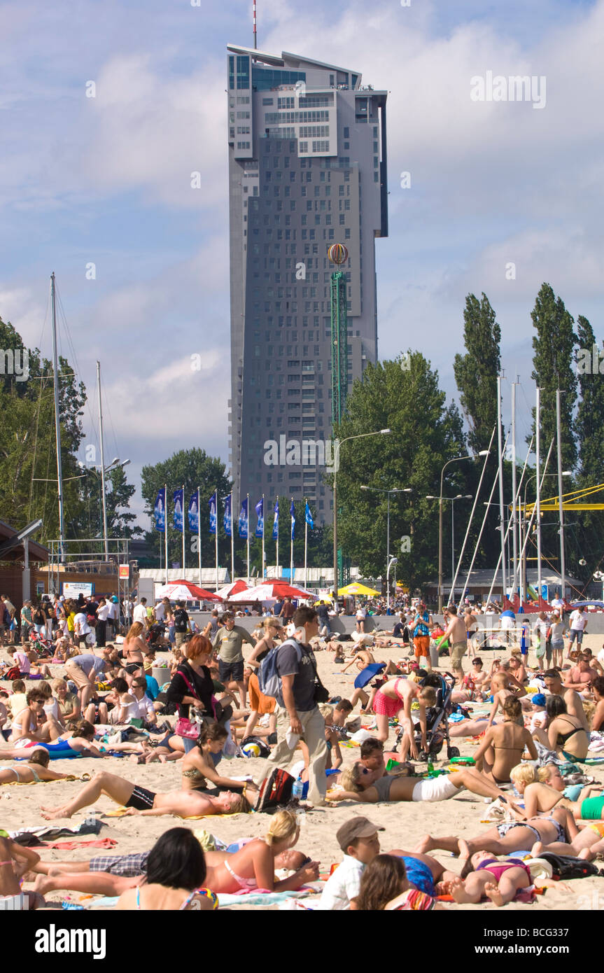 Immeuble moderne récemment construit des tours de la mer plage de sable donnant sur Gdynia Pologne Banque D'Images