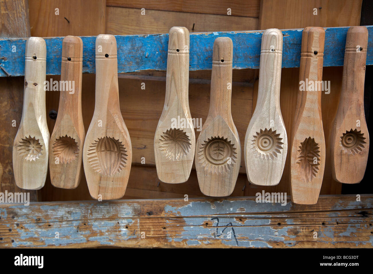 Ustensiles de cuisine en bois à l'extérieur de l'atelier dans Souk Midhat Pasha, Vieille Ville, Damas Banque D'Images