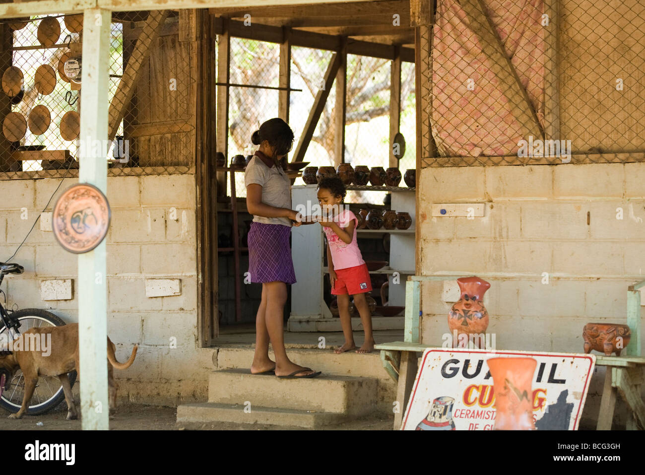 Deux enfants du Costa Rica en face d'un magasin de vente de poterie de Guaitil Costa Rica Banque D'Images