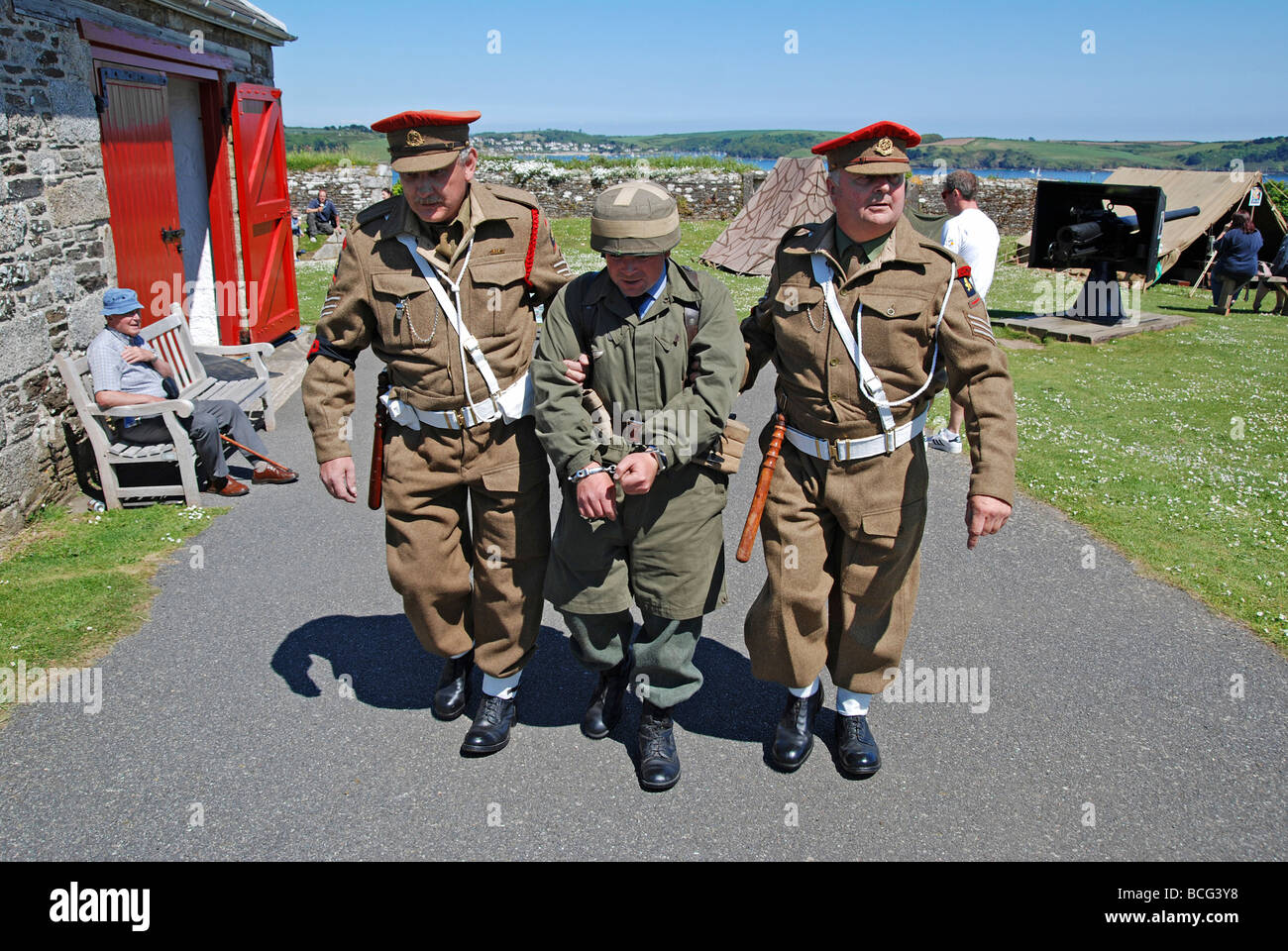 La seconde guerre mondiale, deux policiers militaires avec un prisonnier lors d'une exposition militaire à Falmouth en Cornouailles uk Banque D'Images
