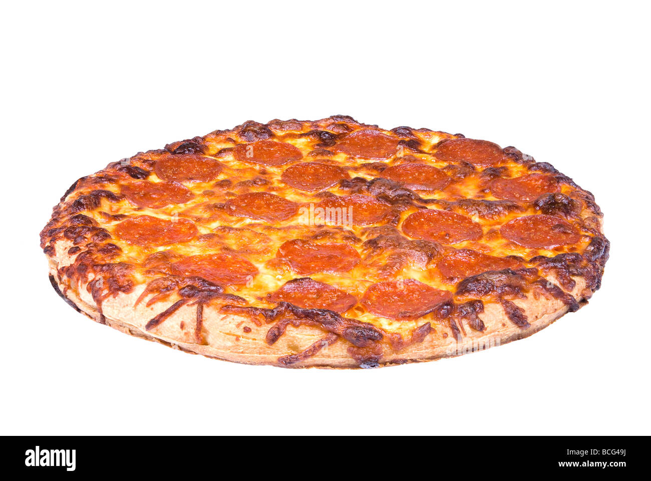 Une pizza au pepperoni et fromage tout juste sorti du four isolated on white Banque D'Images