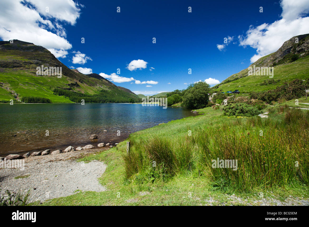 Le sentier du littoral du lac Buttermere autour du lac, 'le Lake District' Cumbria England UK Banque D'Images