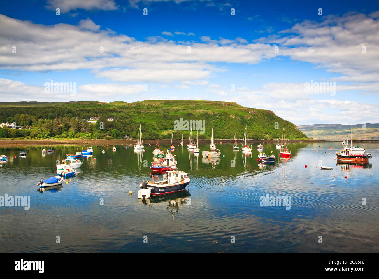 Les bateaux de pêche amarrés dans le port de Portree, Isle of Skye, Scotland, UK 2009 Banque D'Images