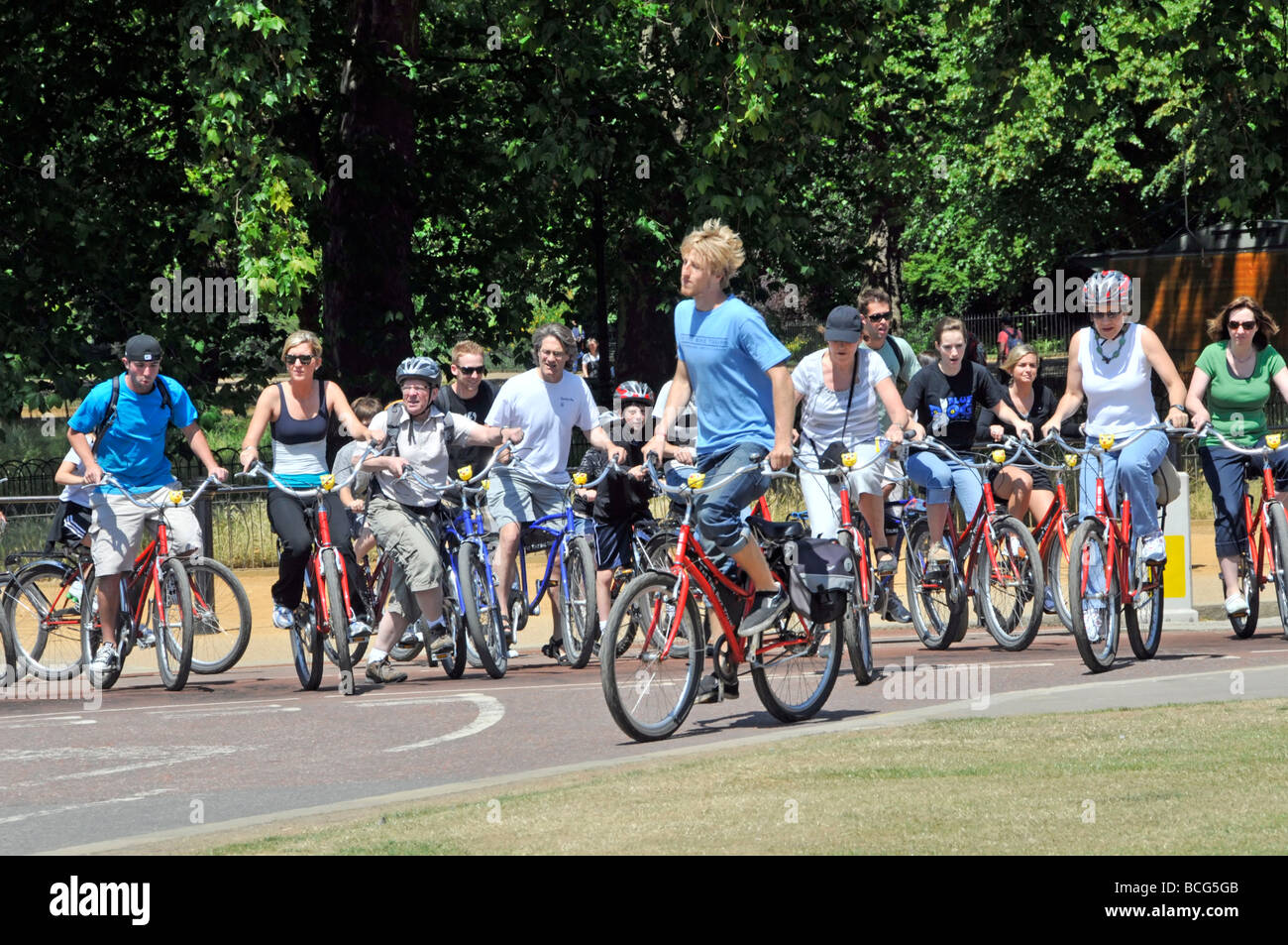 Hyde Park journée ensoleillée grand groupe de nombreux cyclistes hommes et femmes sur visite guidée Londres Angleterre Royaume-Uni Banque D'Images