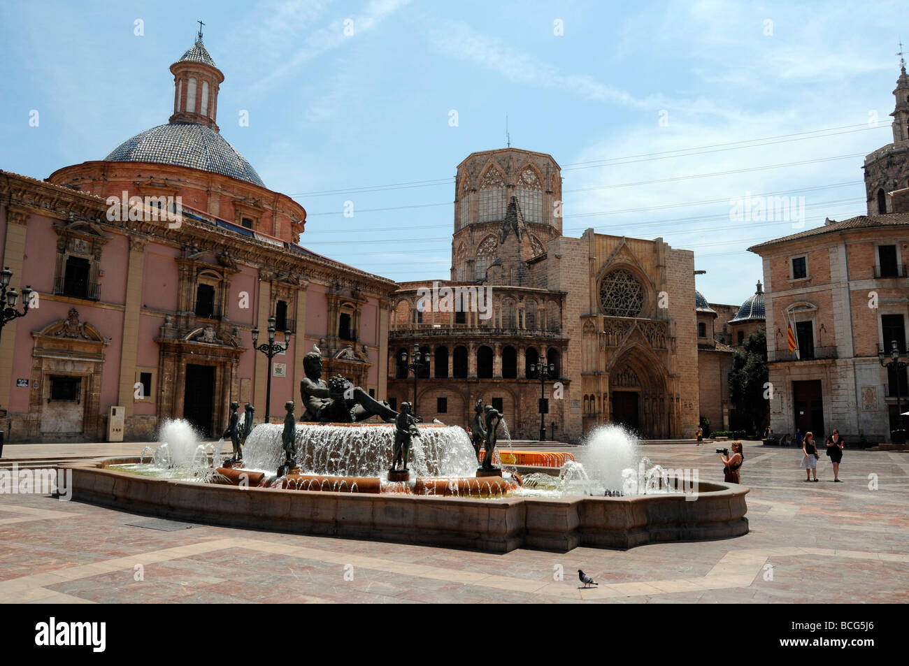 Square Plaza De La Virgen et el Miguelet tower dans le vieux quartier près de la cathédrale de Valence, Valence, Espagne Banque D'Images