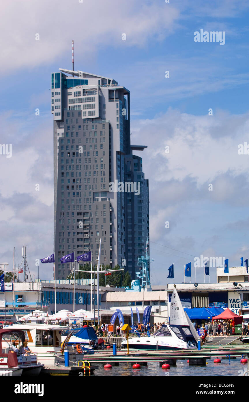 Les tours de la mer immeuble moderne récemment construit avec vue sur marina Gdynia Pologne Banque D'Images