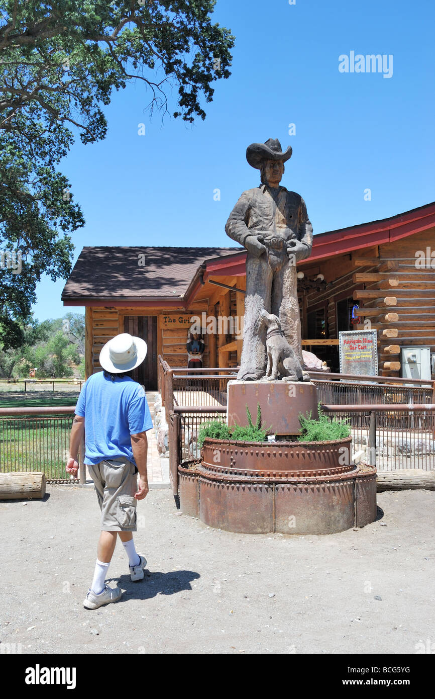 Statue d'un cow-boy avec son chien, à l'extérieur de la Californie Parkfield Parkfield cafe, Banque D'Images