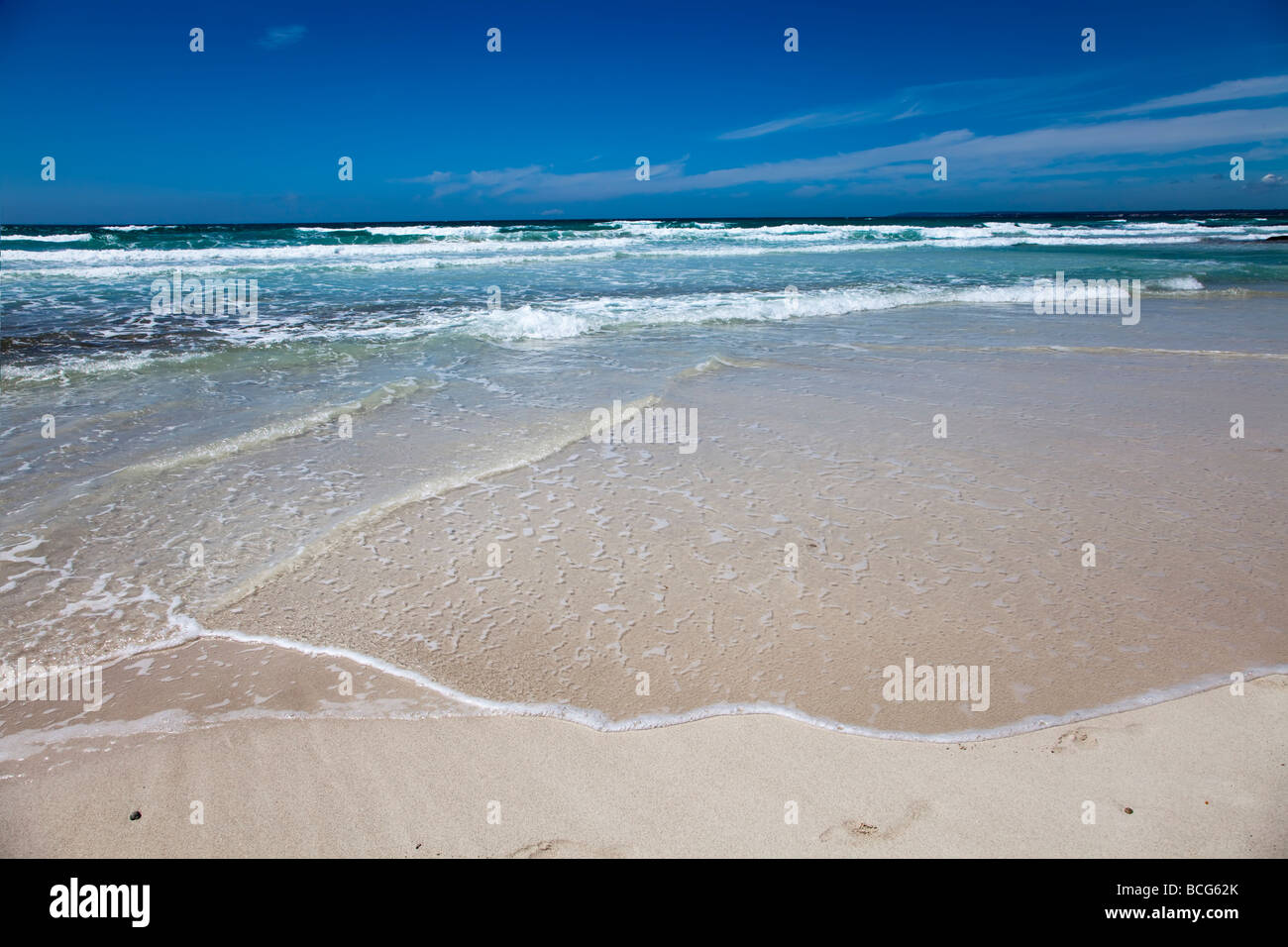 Les vagues et peu profondes sur la plage Platja des Trenc Mallorca Espagne Banque D'Images