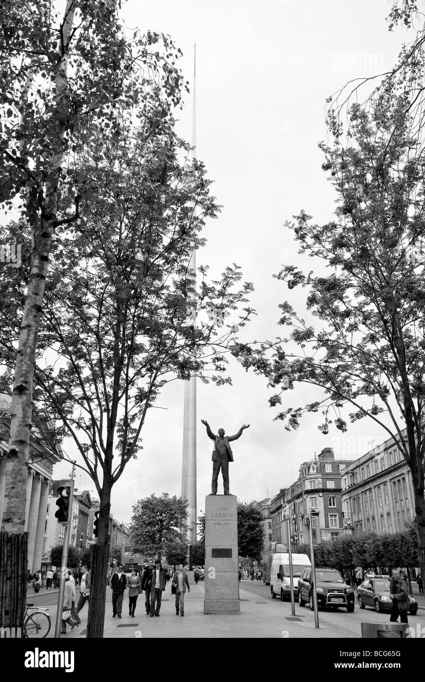 La statue de JimLarkin, dirigeant syndical, dans O'Connell Street, Dublin, République d'Irlande Banque D'Images