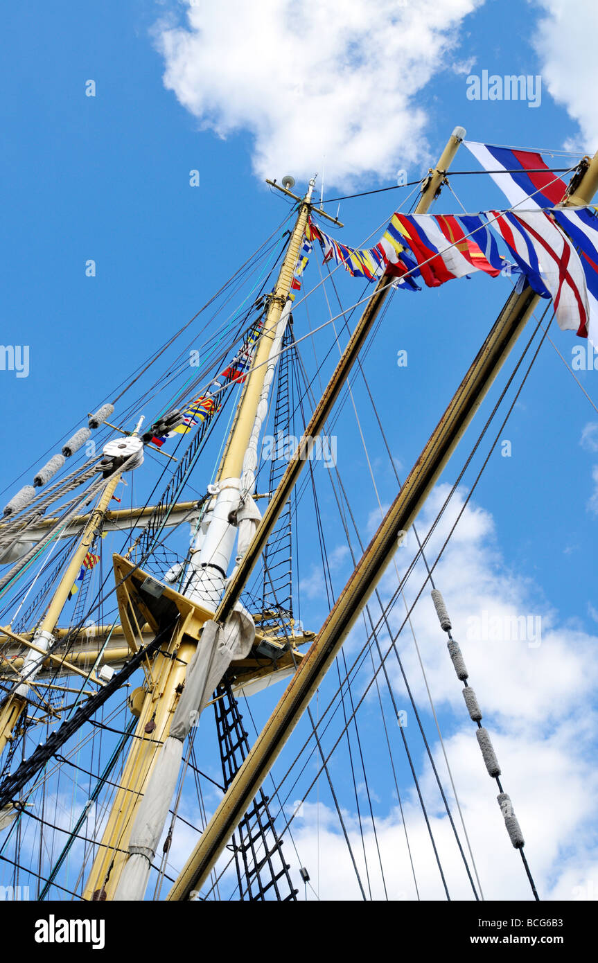 La recherche de navires avec des drapeaux du mât et vergue de lignes de montage de suaires Banque D'Images