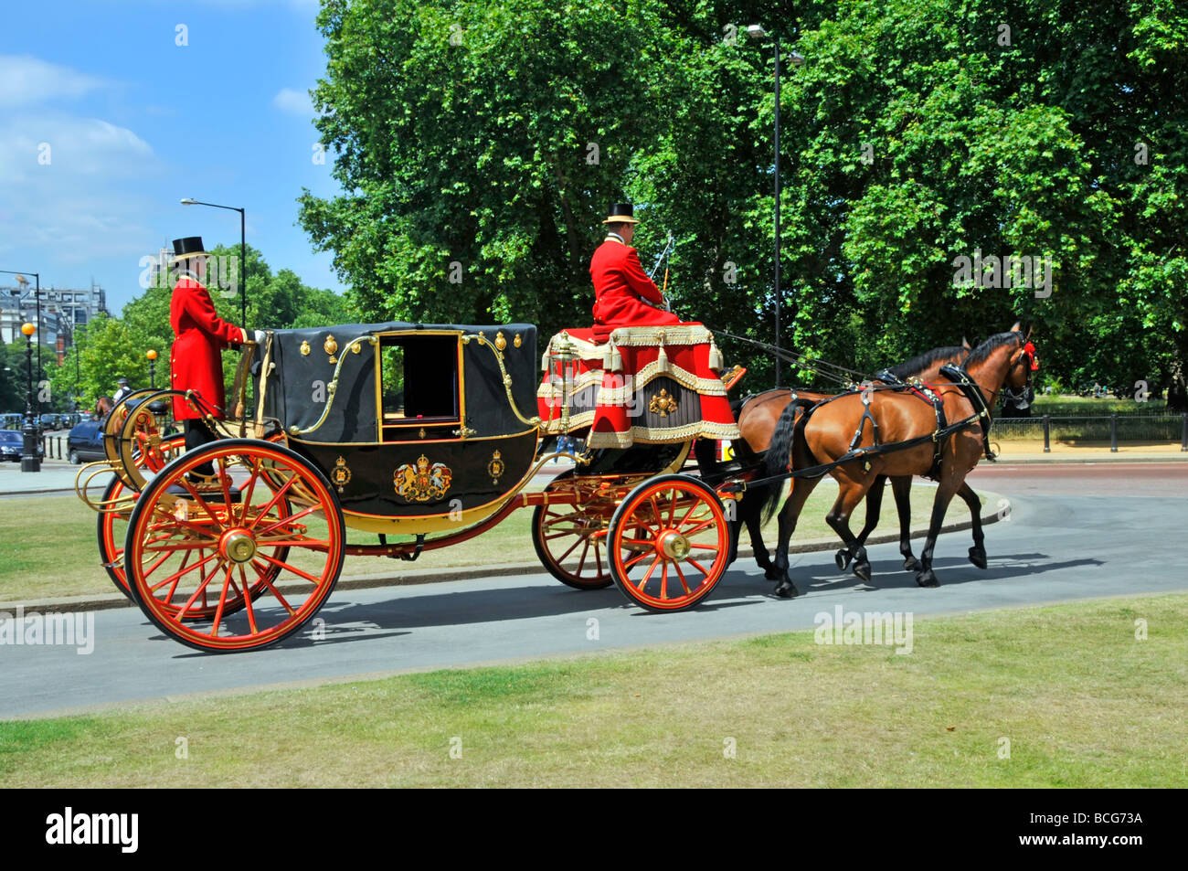 Paire de chevaux de châtaignier dessinant le transport de Landau souvent vu transportant des dignités entre les ambassades étrangères et Buckingham Palace à Londres Angleterre Royaume-Uni Banque D'Images