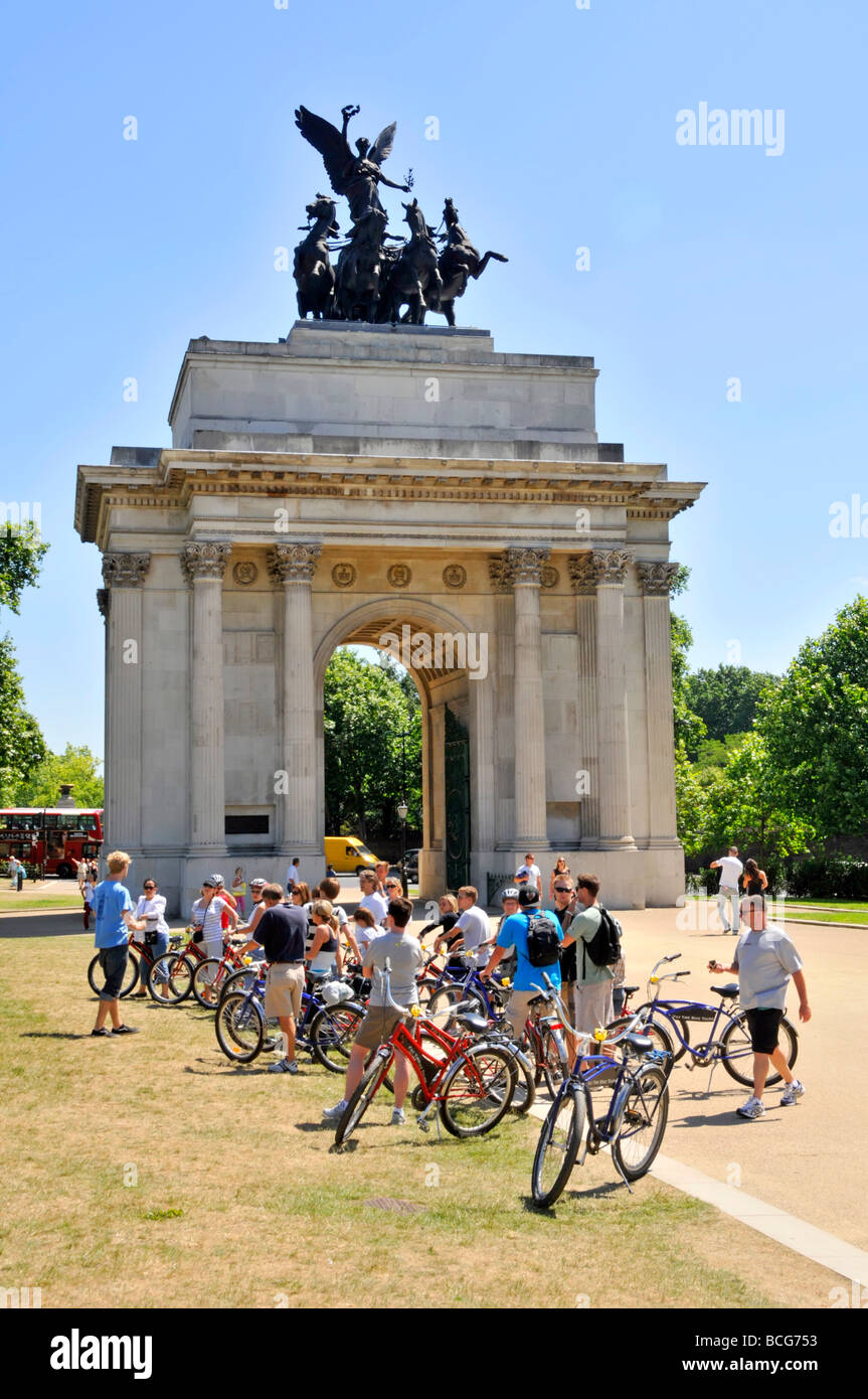 Hyde Park Corner London Wellington Arch groupe de cyclistes sur la visite guidée d'escorté avec guide Banque D'Images