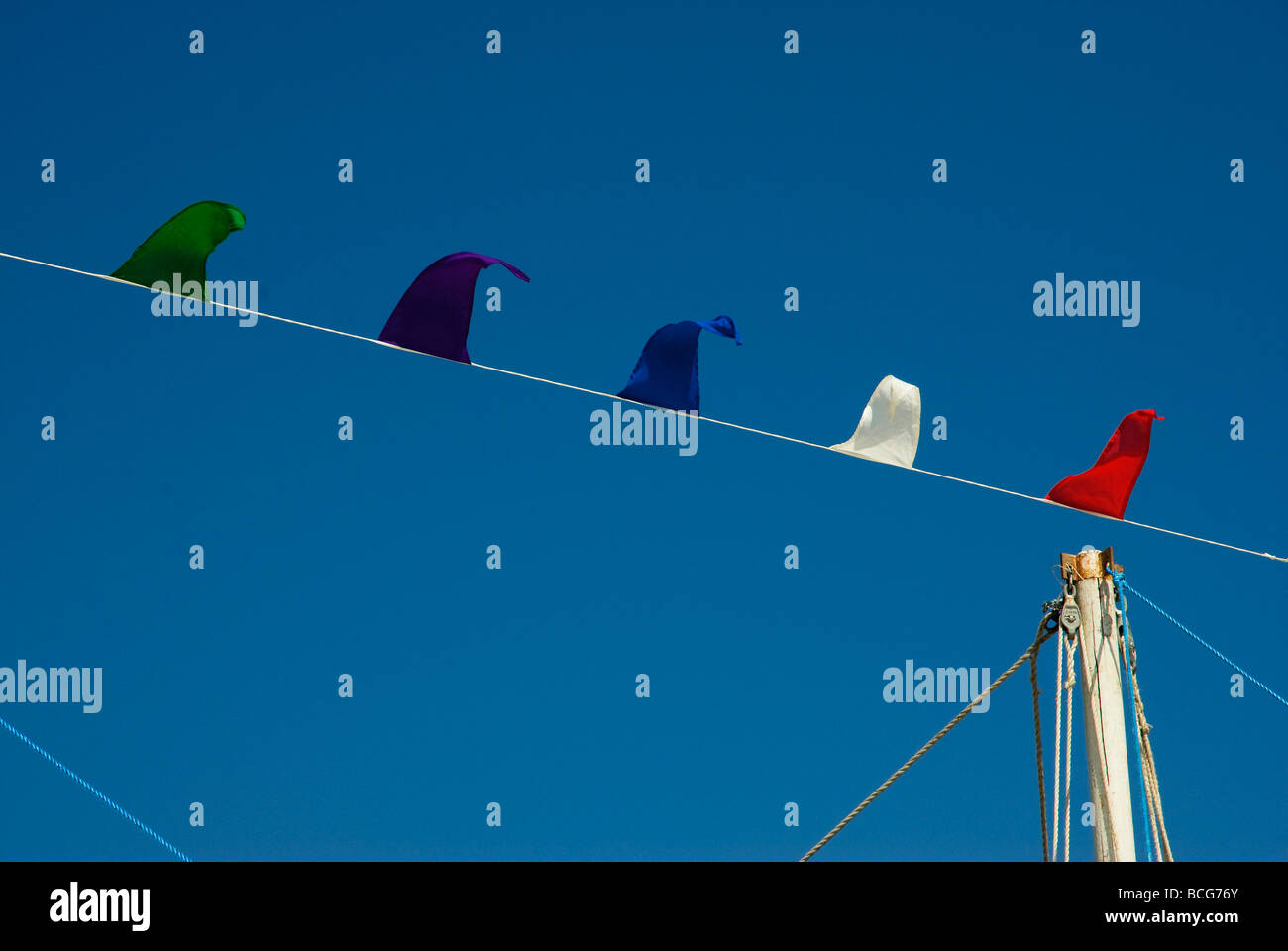 Drapeaux et Banderoles à l'ciel bleu Banque D'Images