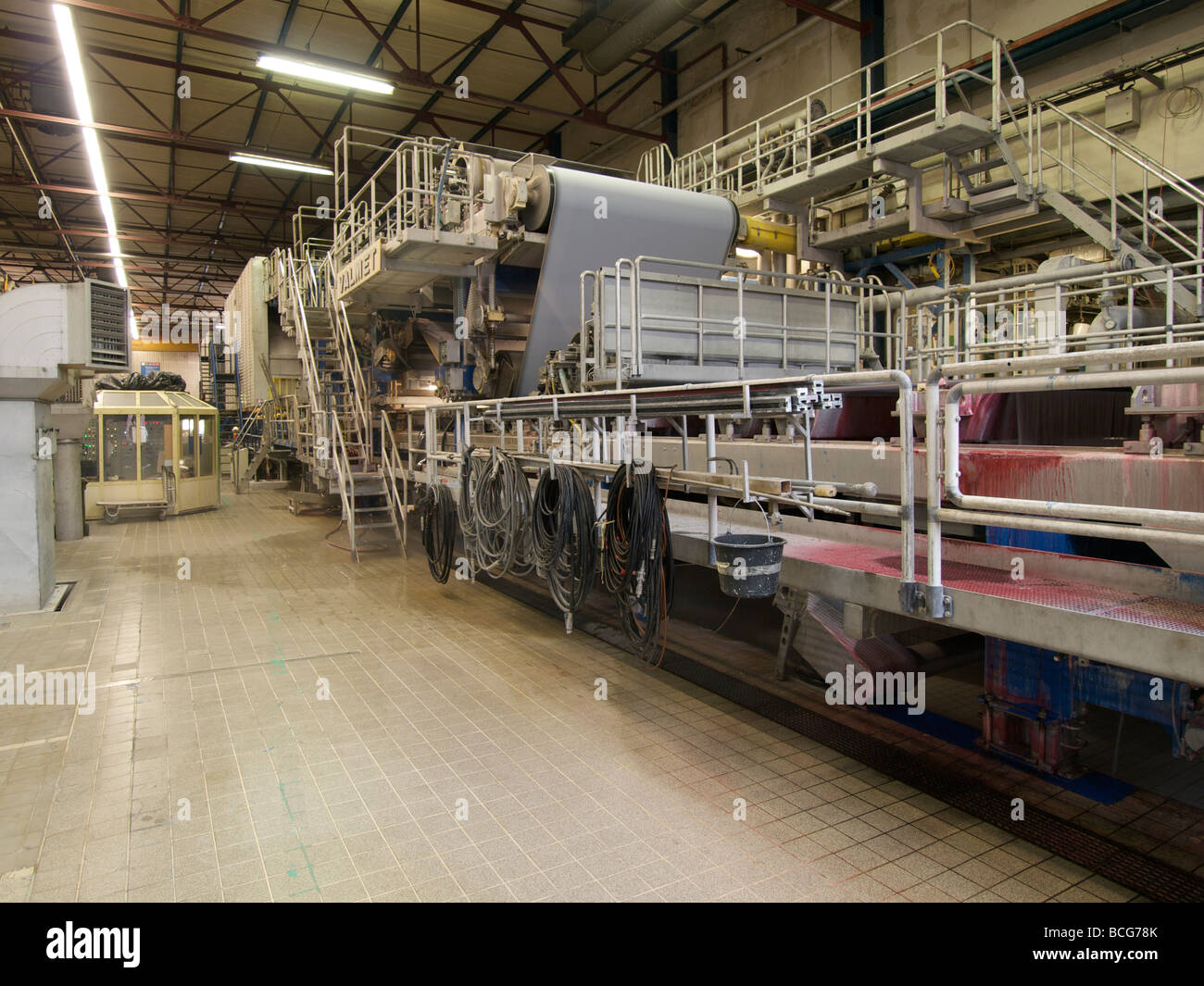 Grande machine à papier faite par Valmet Banque D'Images