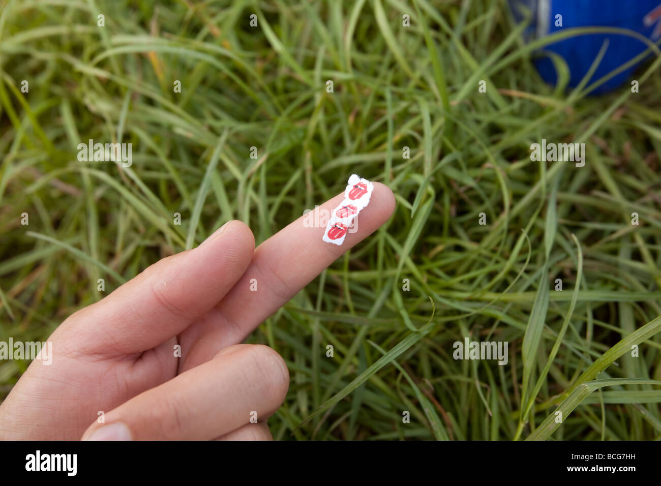 L'acide LSD se déclenche ou des languettes sur un doigt de la mans Banque D'Images