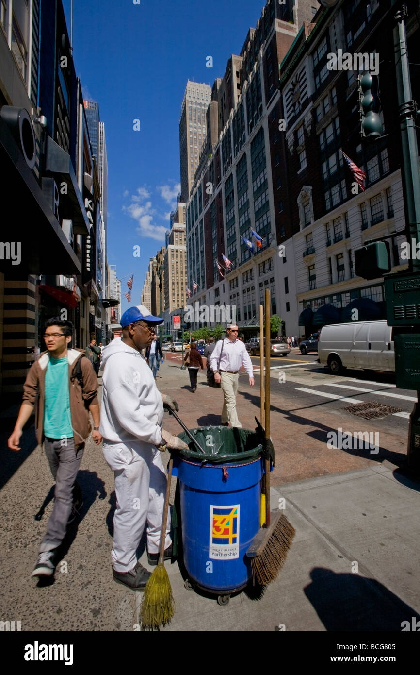 Une balayeuse sur 34th Street, New York, USA Banque D'Images