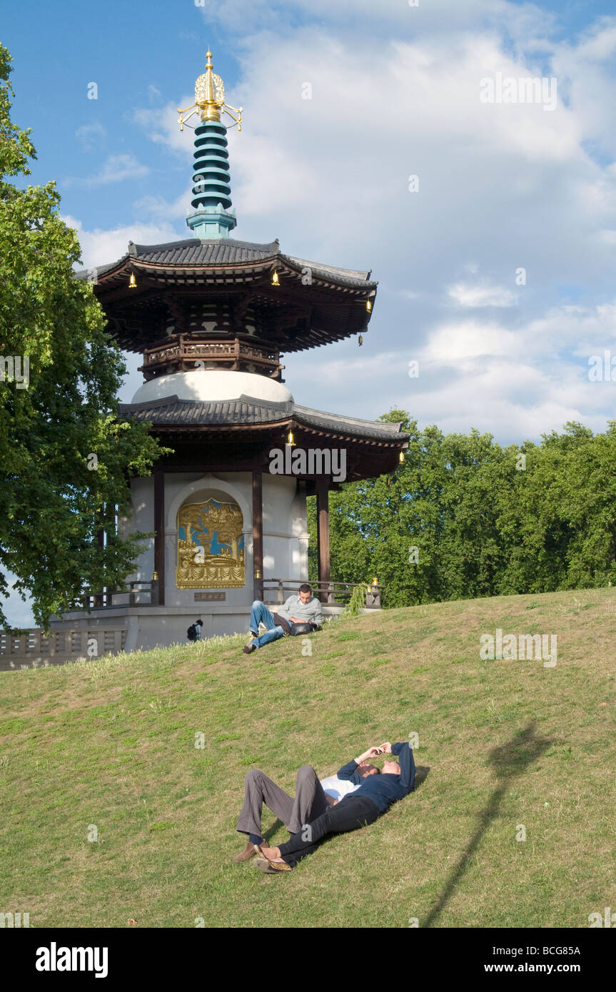 UK. Couple de soleil dans Battersea Park,avec en arrière-plan la pagode bouddhiste de la paix.Photo © Julio Etchart Banque D'Images