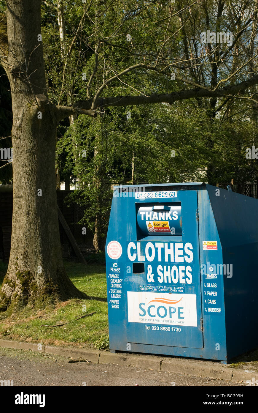 Vêtements et chaussures bac de recyclage de charité en Angleterre Banque D'Images