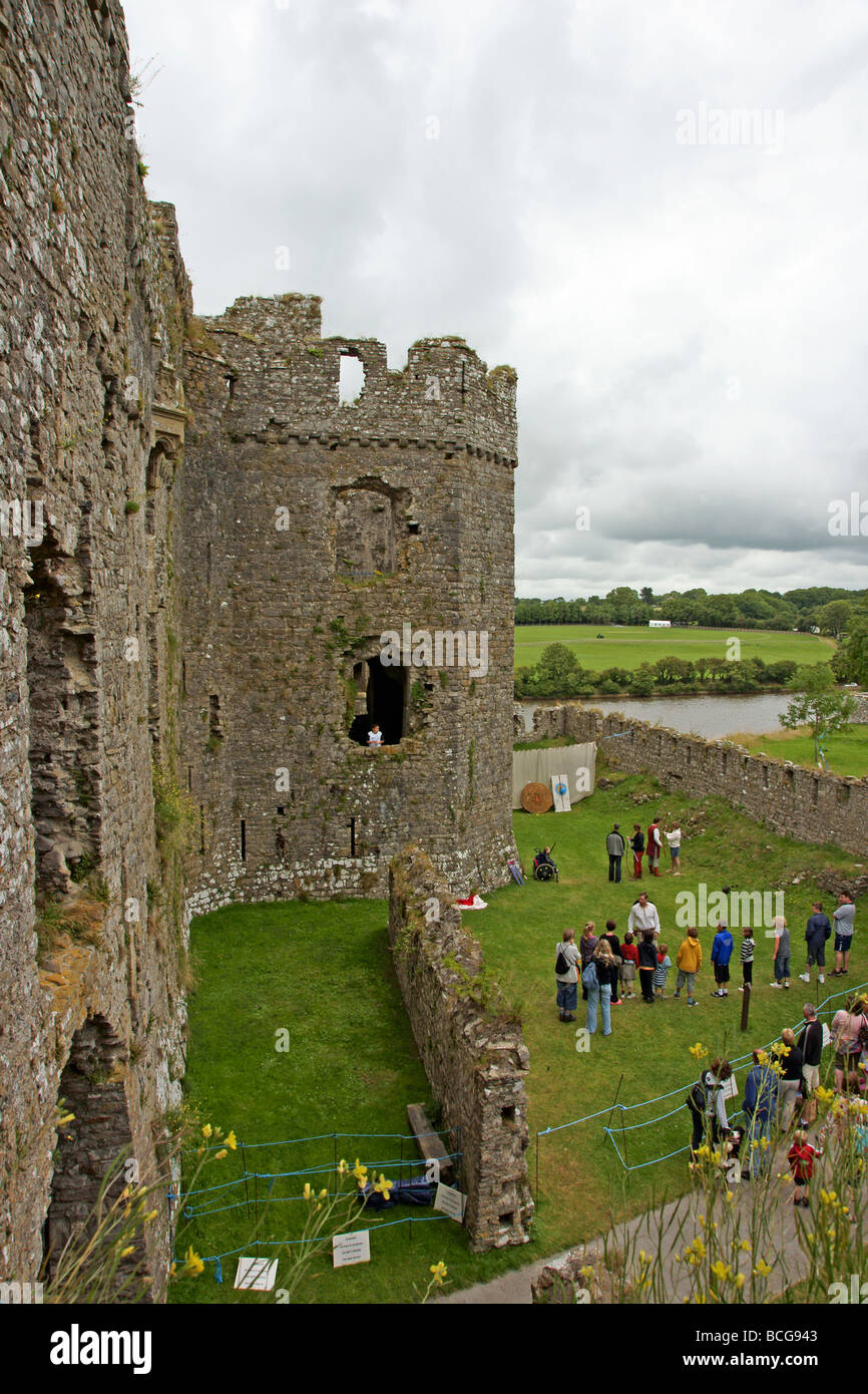 Une leçon de tir à l'arc au château de Carew dans l'ouest du pays de Galles Pembrokeshire Banque D'Images