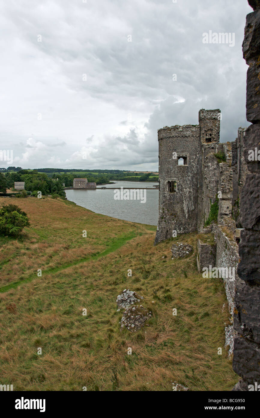 Château de Carew et moulin à marée de l'ouest du pays de Galles Pembrokeshire Banque D'Images