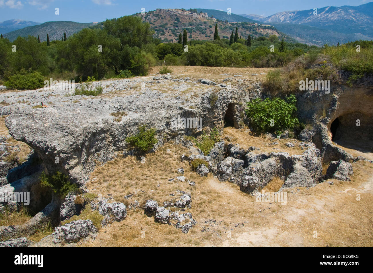 Tombes dans le cimetière mycénien taillé dans la roche solide autour de 1500BC à Mazarakata sur l'île grecque de Céphalonie, Grèce GR Banque D'Images