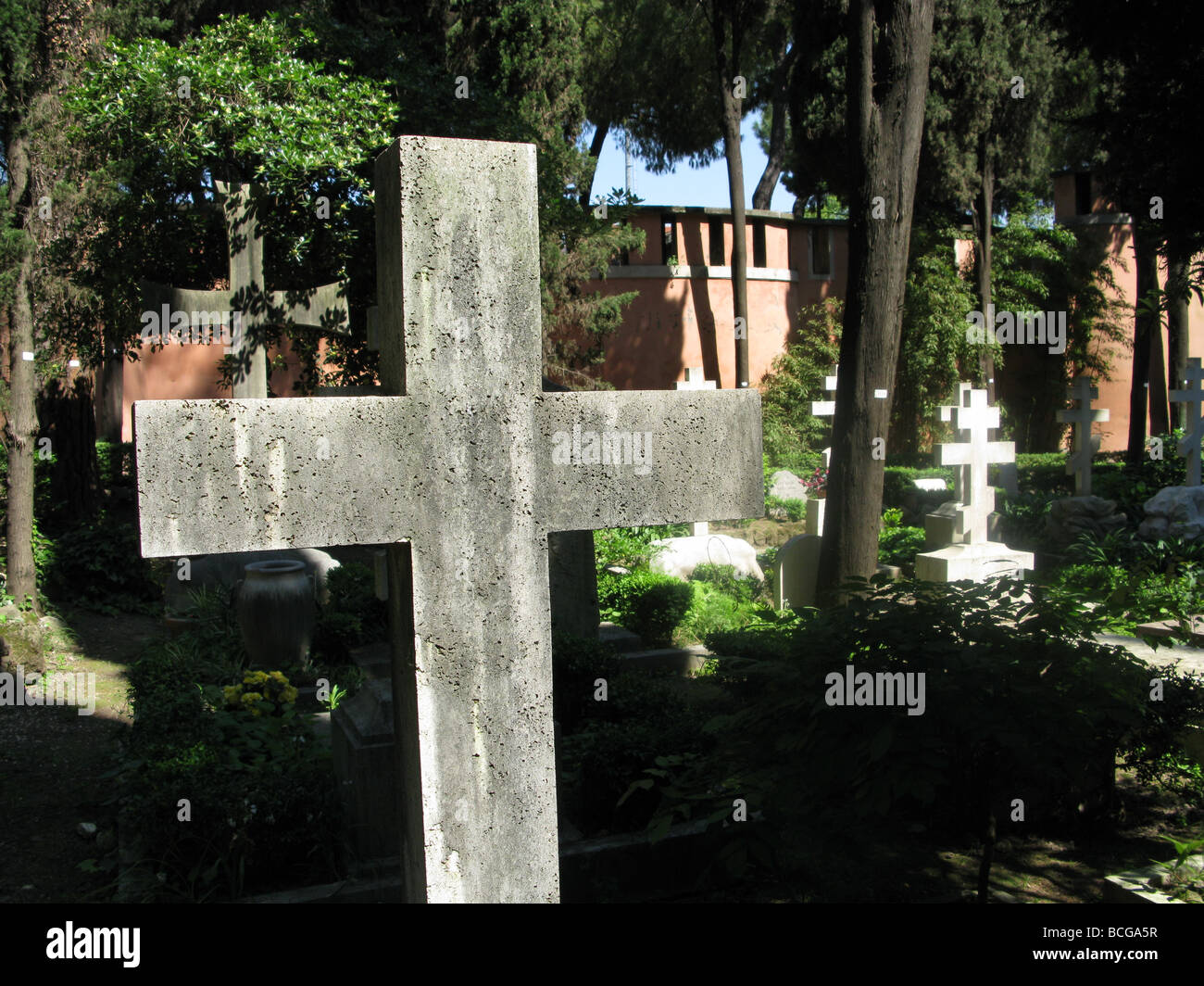 Les pierres tombales dans le cimetière protestant de Rome, près de piramide Banque D'Images