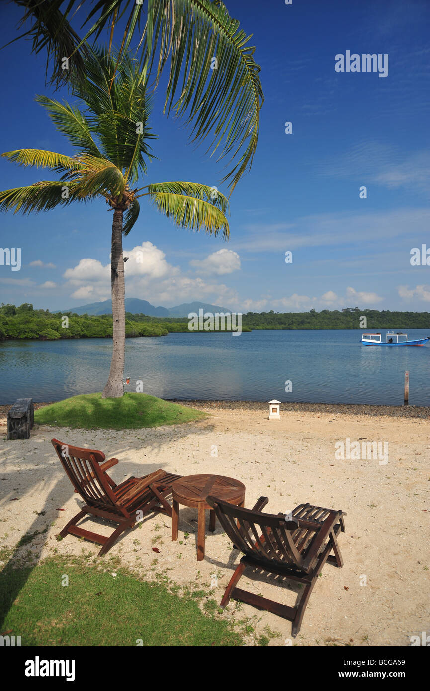 Des chaises sur une plage sur une île tropicale Banque D'Images