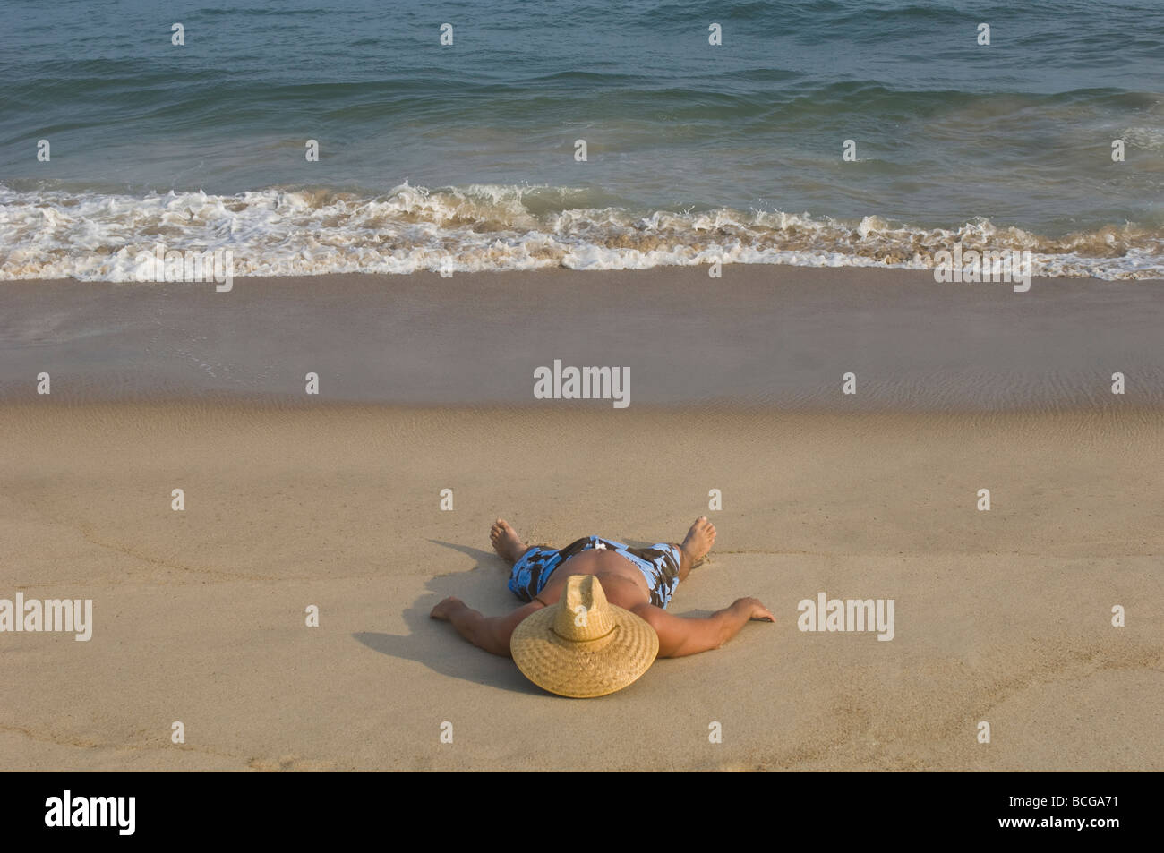 L'homme de dormir sur la plage avec un chapeau de paille sur son visage  Photo Stock - Alamy
