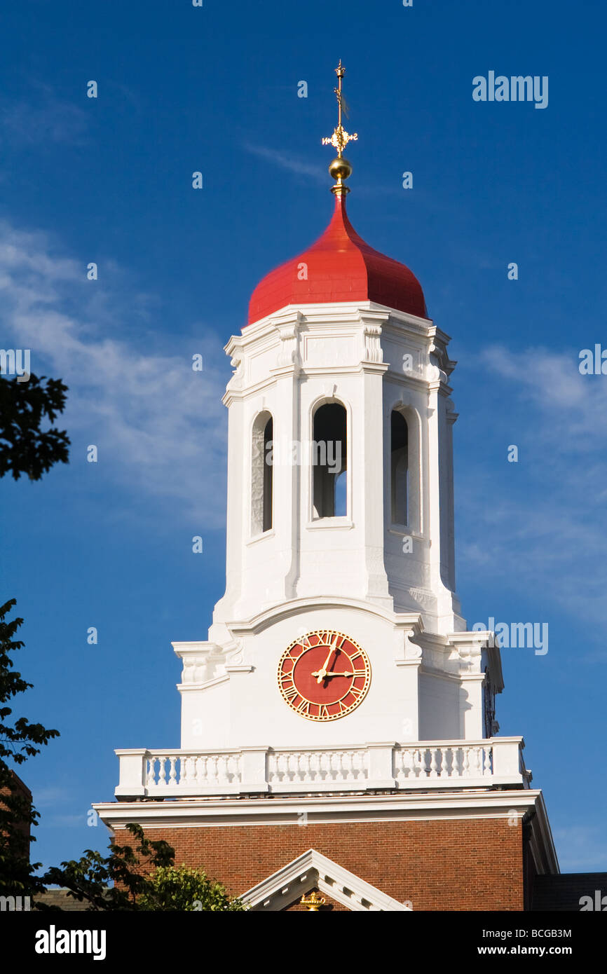 Close up of red coupole dome avec de l'or girouette sur tour de l'horloge contre ciel bleu avec nuages whispy. Dunster House Uni Harvard Banque D'Images