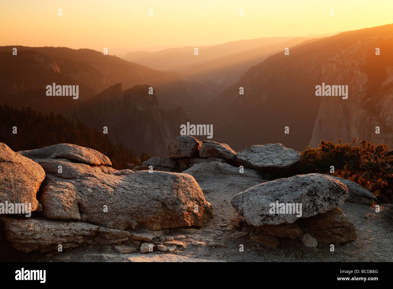 Rochers au crépuscule dans la vallée de Yosemite de Sentinel Dome Banque D'Images