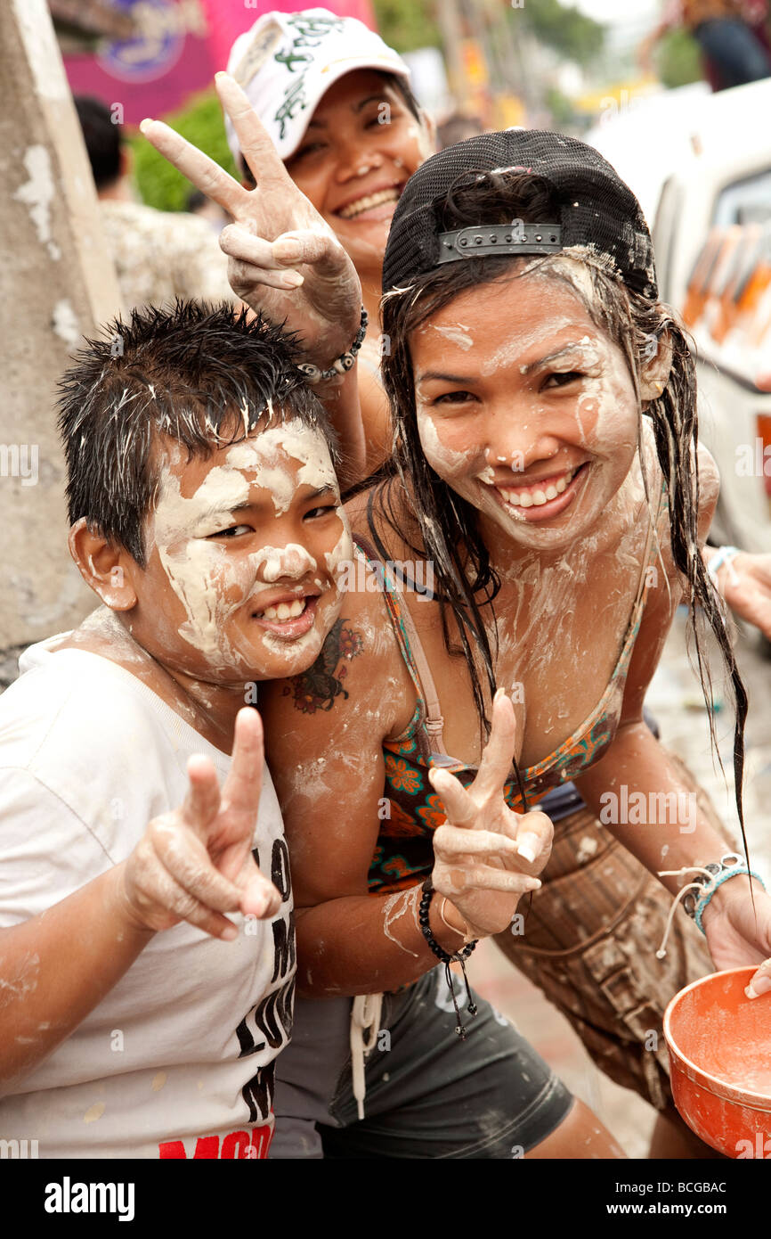 Au cours d'Songrkan le nouvel an thaï les gens ont beaucoup de plaisir à jouer avec de l'eau Banque D'Images