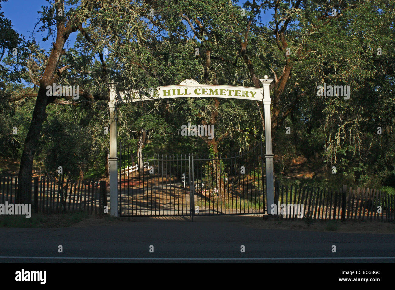Entrée principale du cimetière de la colline de l'Olivier dans une région éloignée du Nord dans le Comté de Sonoma, CA Banque D'Images