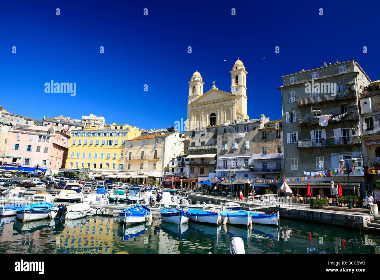 La France. Haute-corse. .2B BASTIA. Le VIEUX PORT ET SAINT JEAN BAPTISTE Banque D'Images