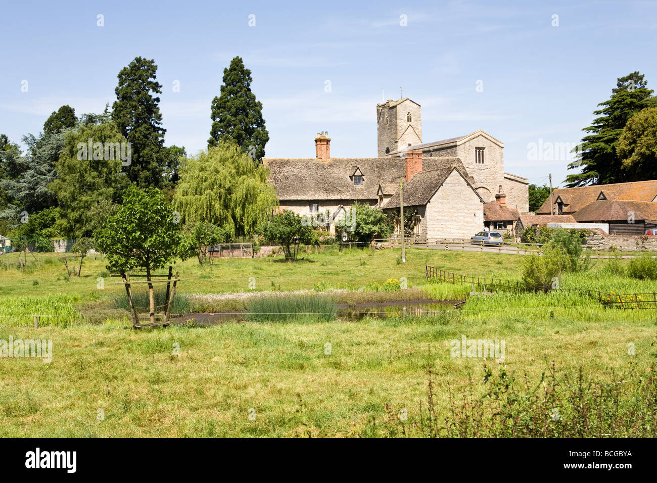 Prieuré ferme et l'église du prieuré de St Mary à Deerhurst, Gloucestershire Banque D'Images