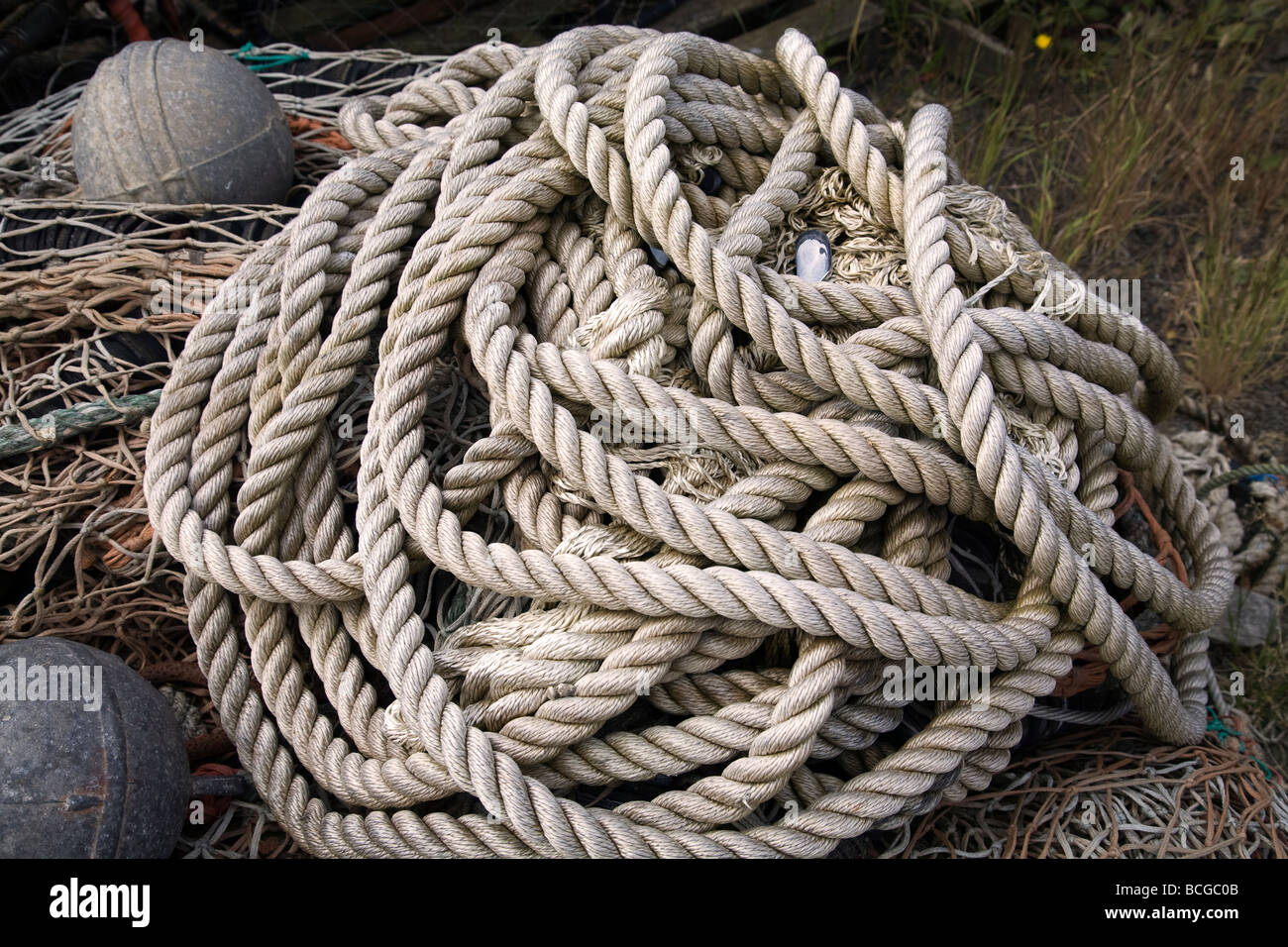 Une pile de la corde de nylon ou de ligne utilisés pour attacher à leurs navires ou d'une station d'amarrage. Banque D'Images