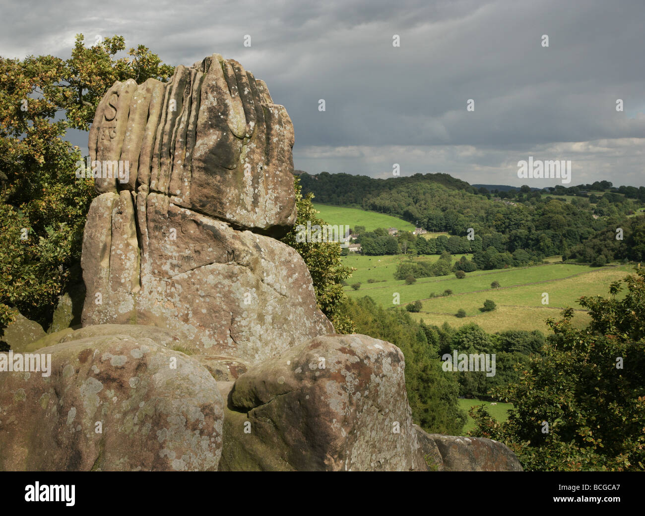 Pinnacle belette sur Robin Hood's stride dans le Derbyshire Peak District et la vue sur Birchover Banque D'Images