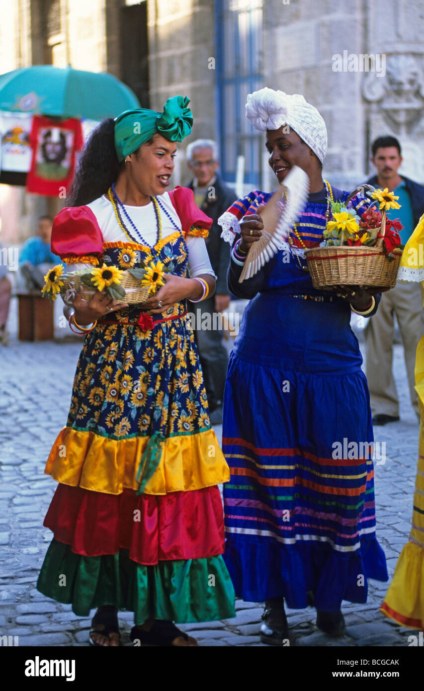 Les artistes portant des costumes traditionnels locaux Havana Vieja Cuba  Photo Stock - Alamy