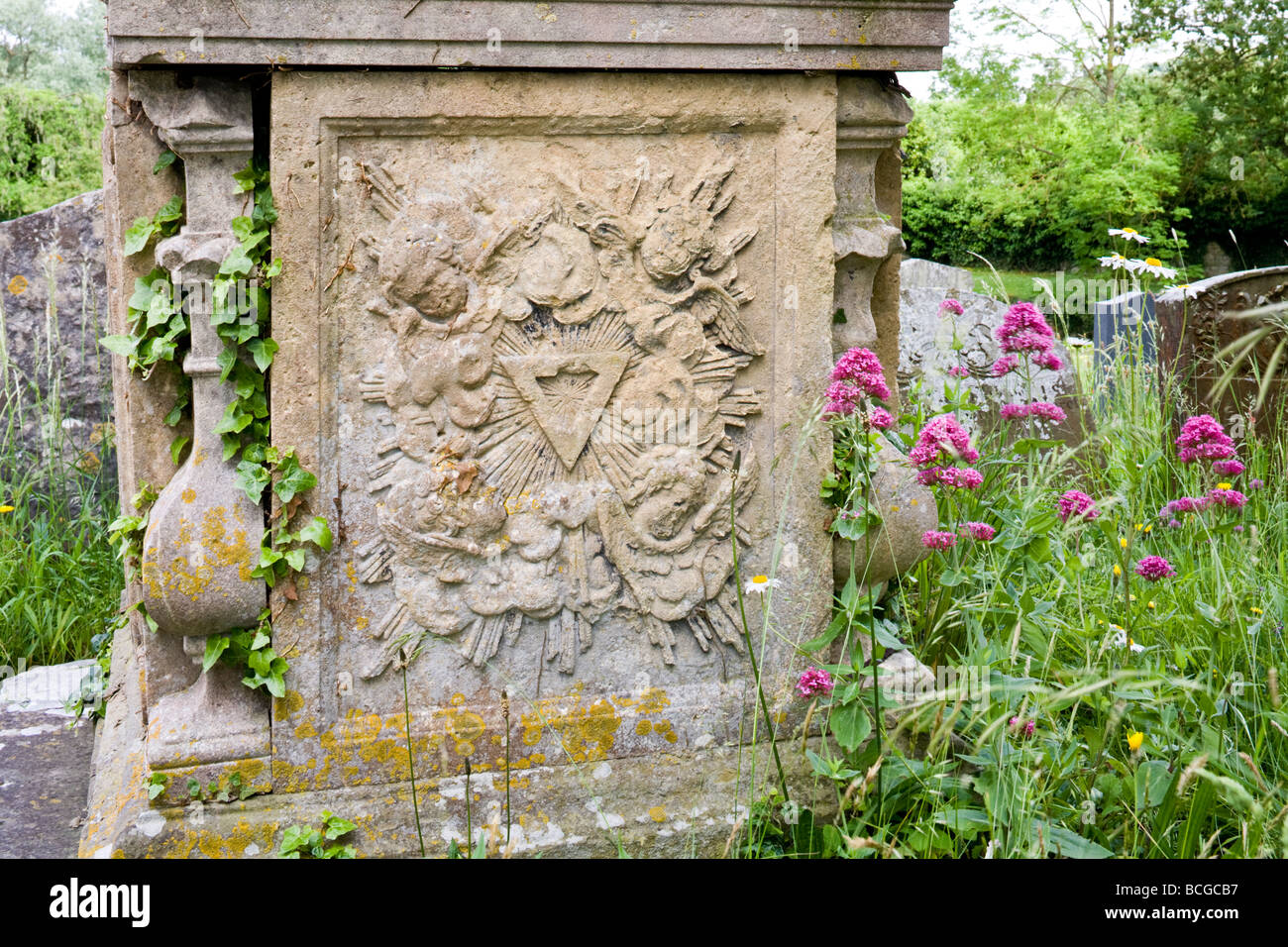 Une vieille tombe dans le cimetière à Eldersfield, Worcestershire Banque D'Images