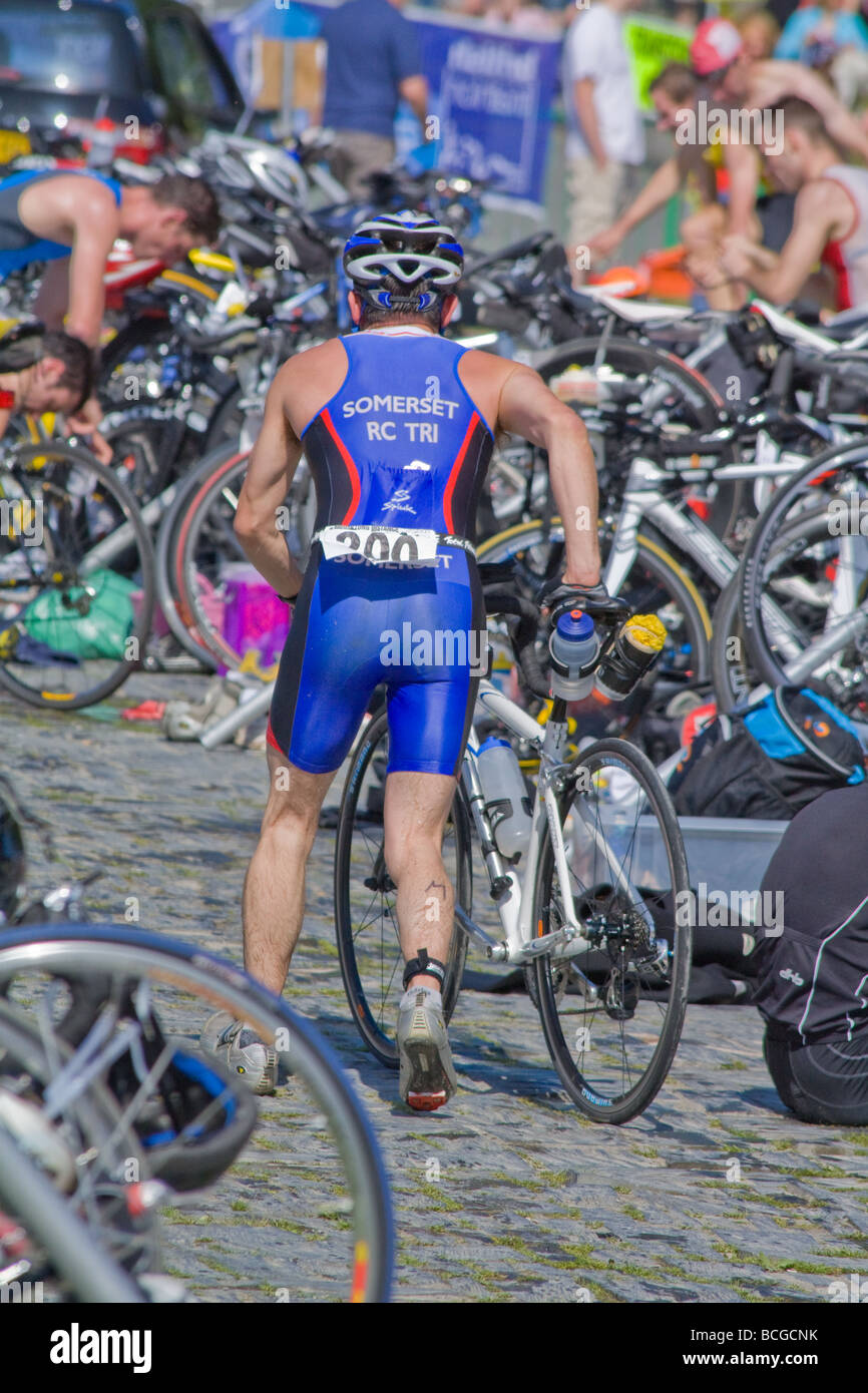 Concurrent de triathlon dans l'aire de transition avant le lancement de la section cyclisme Banque D'Images