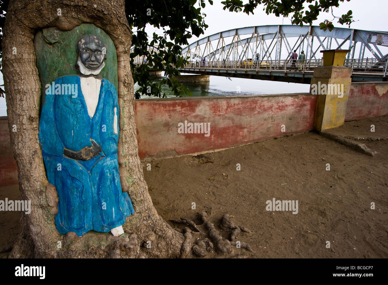 Ibra Fall Membre historique du mouvement musulman Mouride et le pont Faidherbe au Sénégal Afrique du Sud Banque D'Images