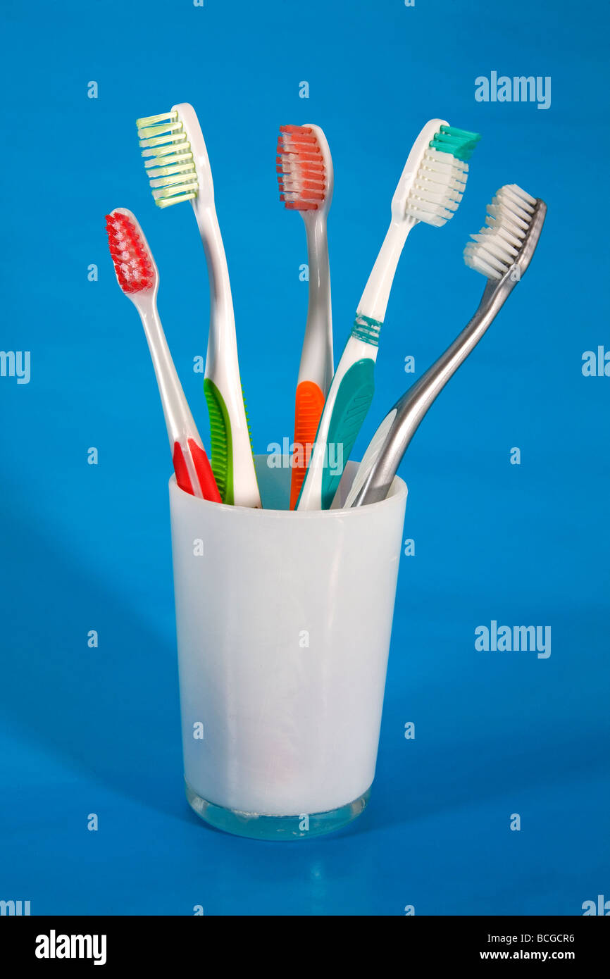 Des brosses à dents dans une tasse. Banque D'Images