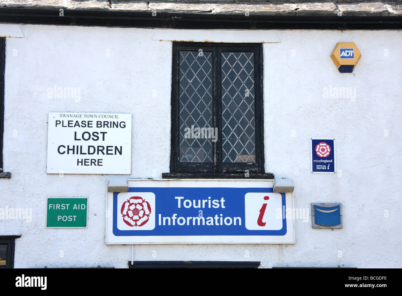 Signes sur bureau d'information touristique, Swanage, Dorset, UK Banque D'Images