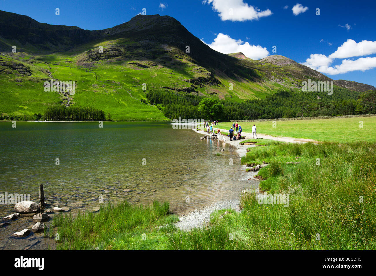 Rivage du lac Buttermere avec 'Stile" de montagne, sur le lac, 'le Lake District' Cumbria England UK Banque D'Images