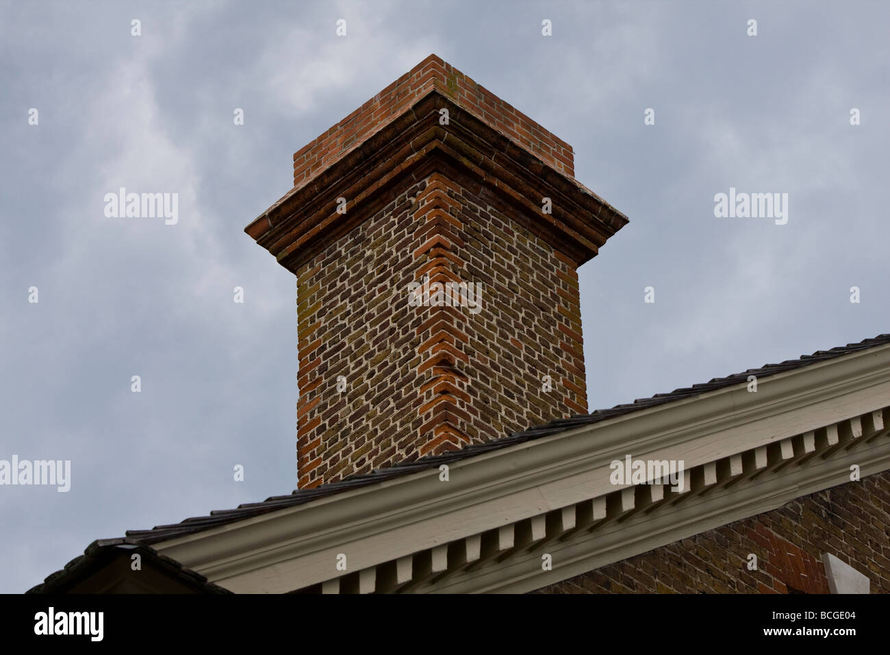 Vue de l'angle d'une cheminée en brique sur un bâtiment historique. Banque D'Images