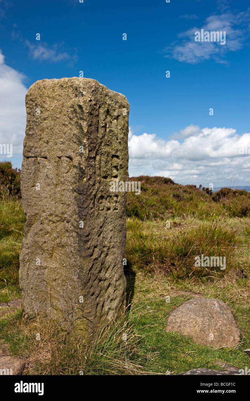 Lanshaw Lad, une frontière pierre sur Ilkley Moor, Yorkshire UK Banque D'Images