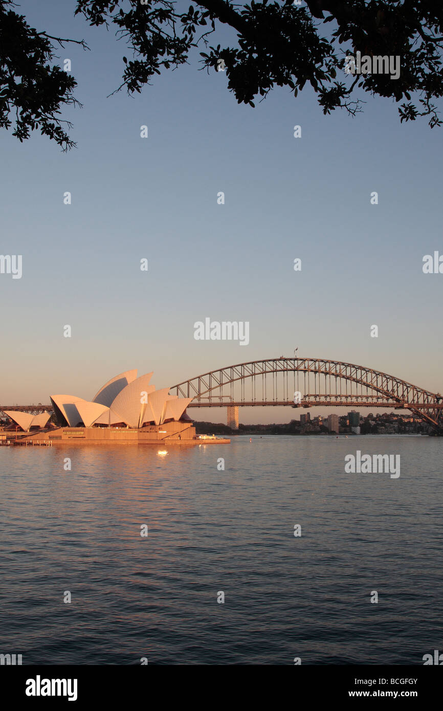 L'opéra et le Harbour Bridge baigné avec les premiers rayons de soleil à l'aube à Sydney New South Wales Australie Banque D'Images